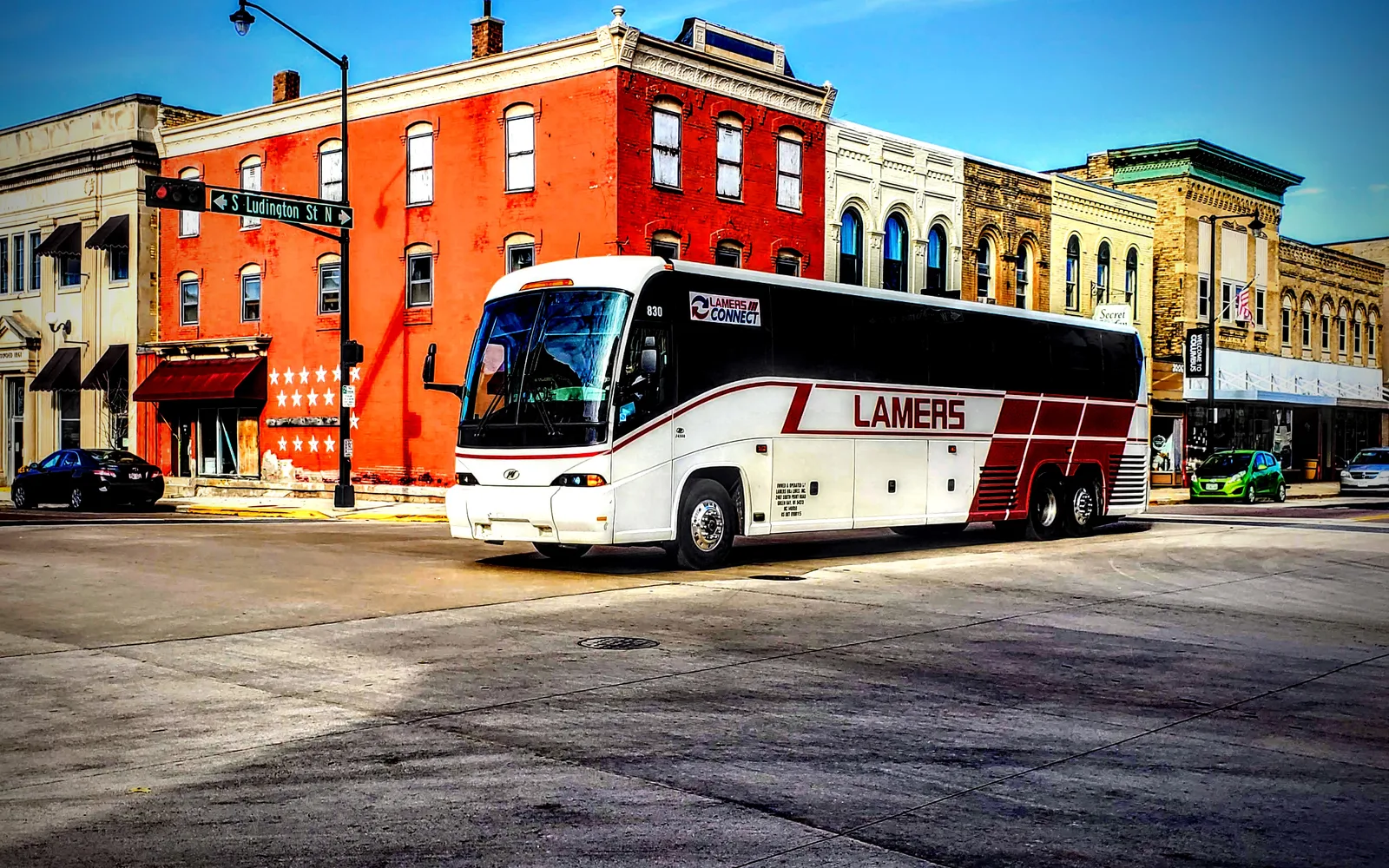 Lamers Bus Lines, Inc. bus, front corner view